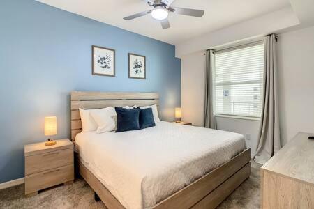 Lovely 2BR Lakeview Condo with 2 clubhouses view 4