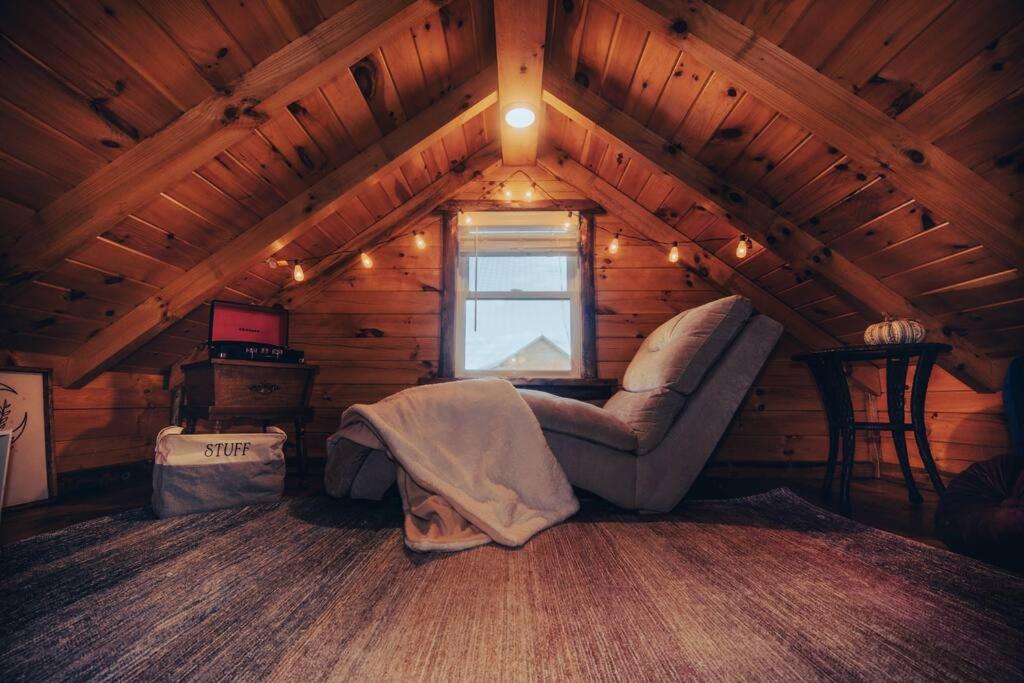Charming Lakeview Cabin Near Geneva-On-The-Lake!