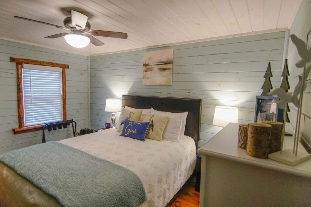 Charming Lakeview Cabin Near Geneva-On-The-Lake!