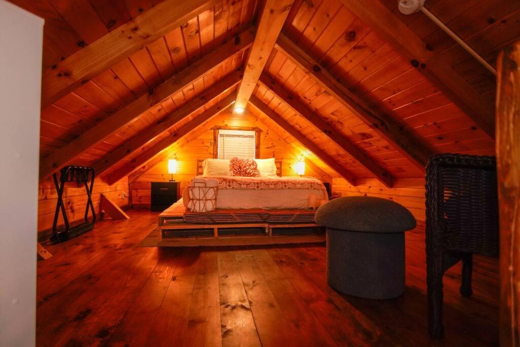 Charming Lakeview Cabin Near Geneva-On-The-Lake!