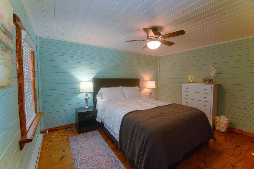Charming Lakeview Cabin Near Geneva-On-The-Lake!