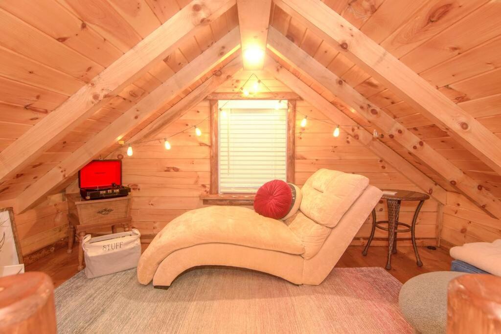 Charming Lakeview Cabin Near Geneva-On-The-Lake!