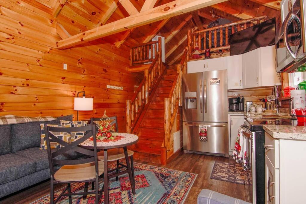 Charming Lakeview Cabin Near Geneva-On-The-Lake!