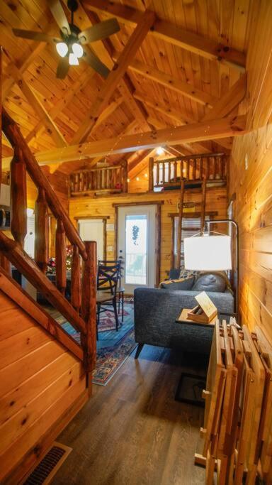 Charming Lakeview Cabin Near Geneva-On-The-Lake!