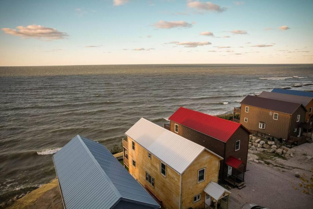 Charming Lakeview Cabin Near Geneva-On-The-Lake!