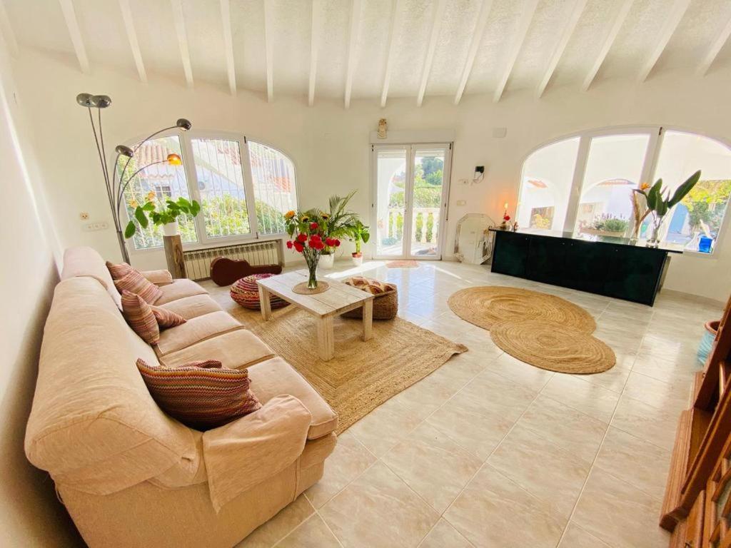 Beautiful Villa with Pool, Barbecue, and Garden view 5
