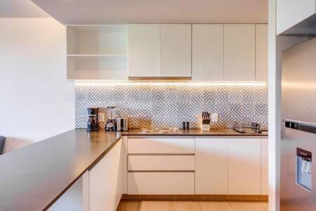 Captivating Rooftop Pool, Gym, WiFi l Free Parking view 5