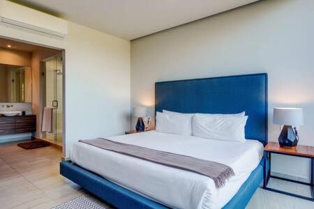 Captivating Rooftop Pool, Gym, WiFi l Free Parking view 4