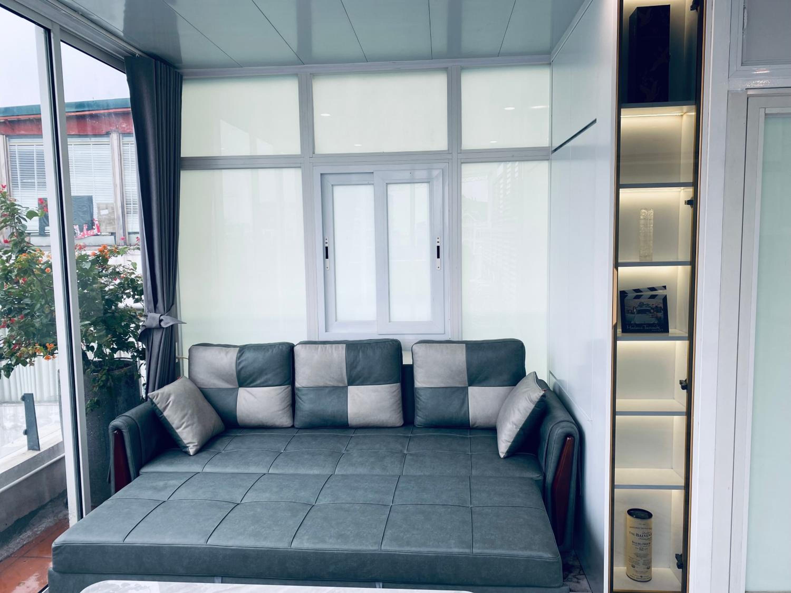 Căn hộ sân thượng tầng 7 view Hồ Tây
