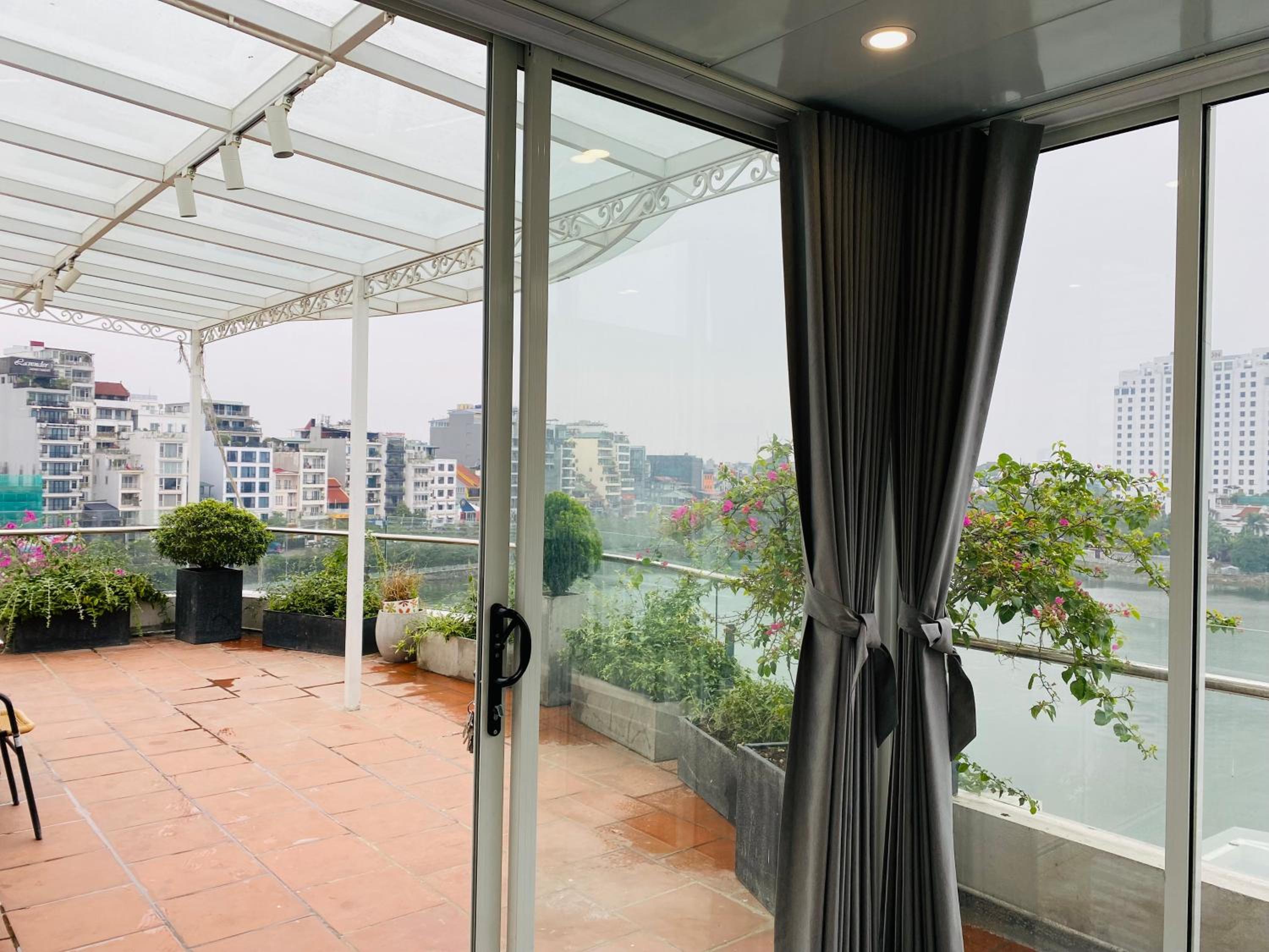 Căn hộ sân thượng tầng 7 view Hồ Tây