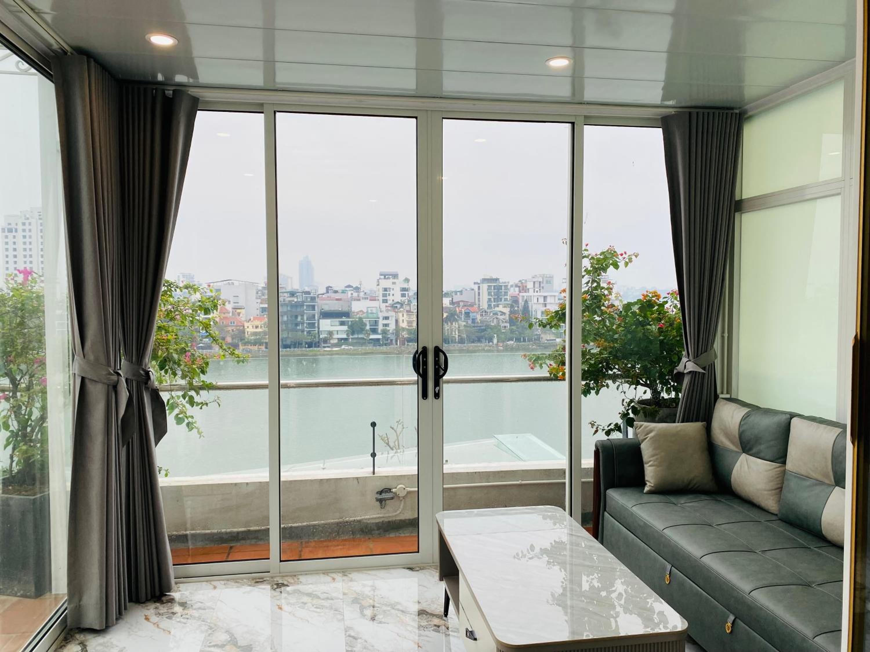 Căn hộ sân thượng tầng 7 view Hồ Tây