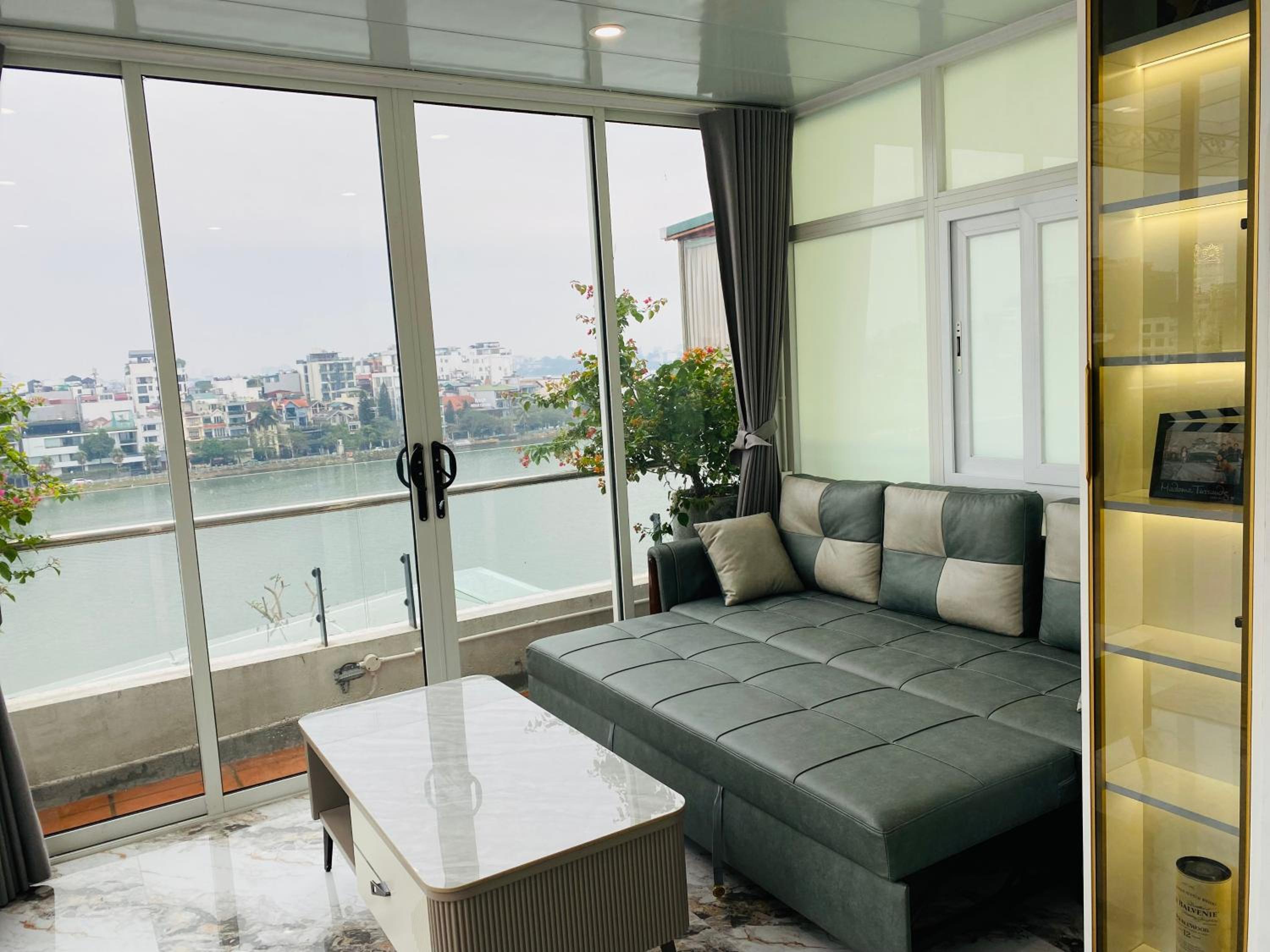 Căn hộ sân thượng tầng 7 view Hồ Tây