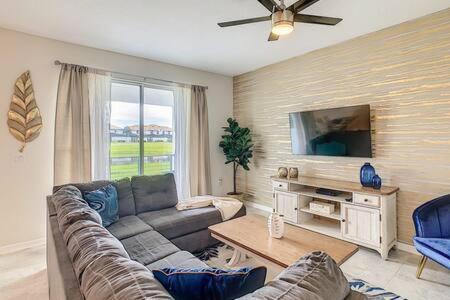 Lovely Thematic 2BR with 2 Clubhouses & Waterpark view 3