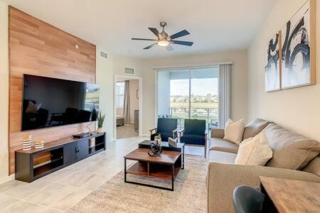 Homely Lakeview 3BR Condo with Waterpark view 2