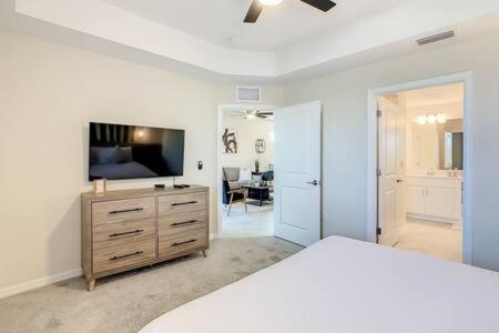 Homely Lakeview 3BR Condo with Waterpark view 5