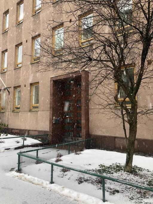 Moderni siisti Studio koti jossa modernit kalusteet