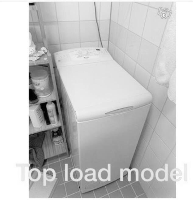 Moderni siisti Studio koti jossa modernit kalusteet