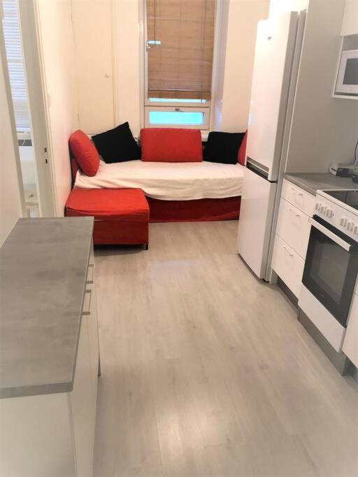 Moderni siisti Studio koti jossa modernit kalusteet
