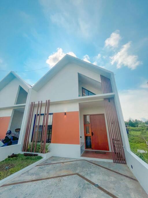 Villa Kamar Tamu Balecatur 2 view 3