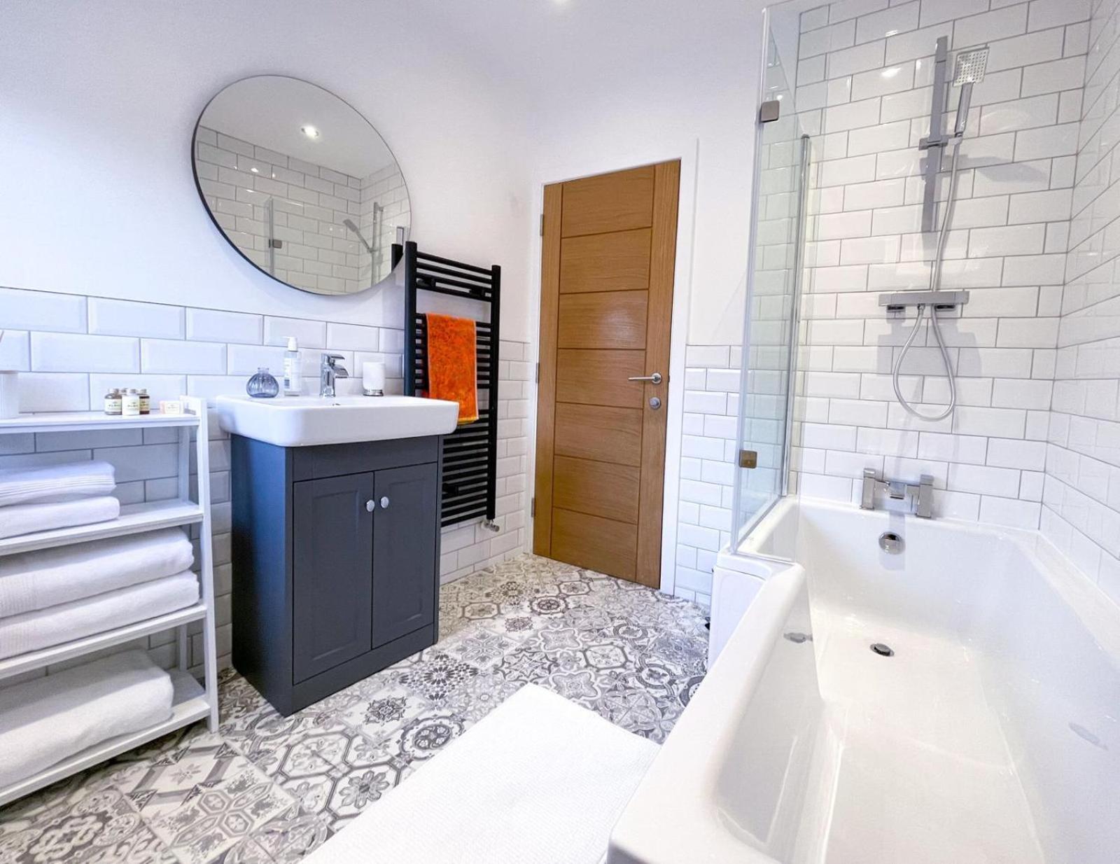 Juliet Beautiful 1 bedroom, central, modern space. view 3