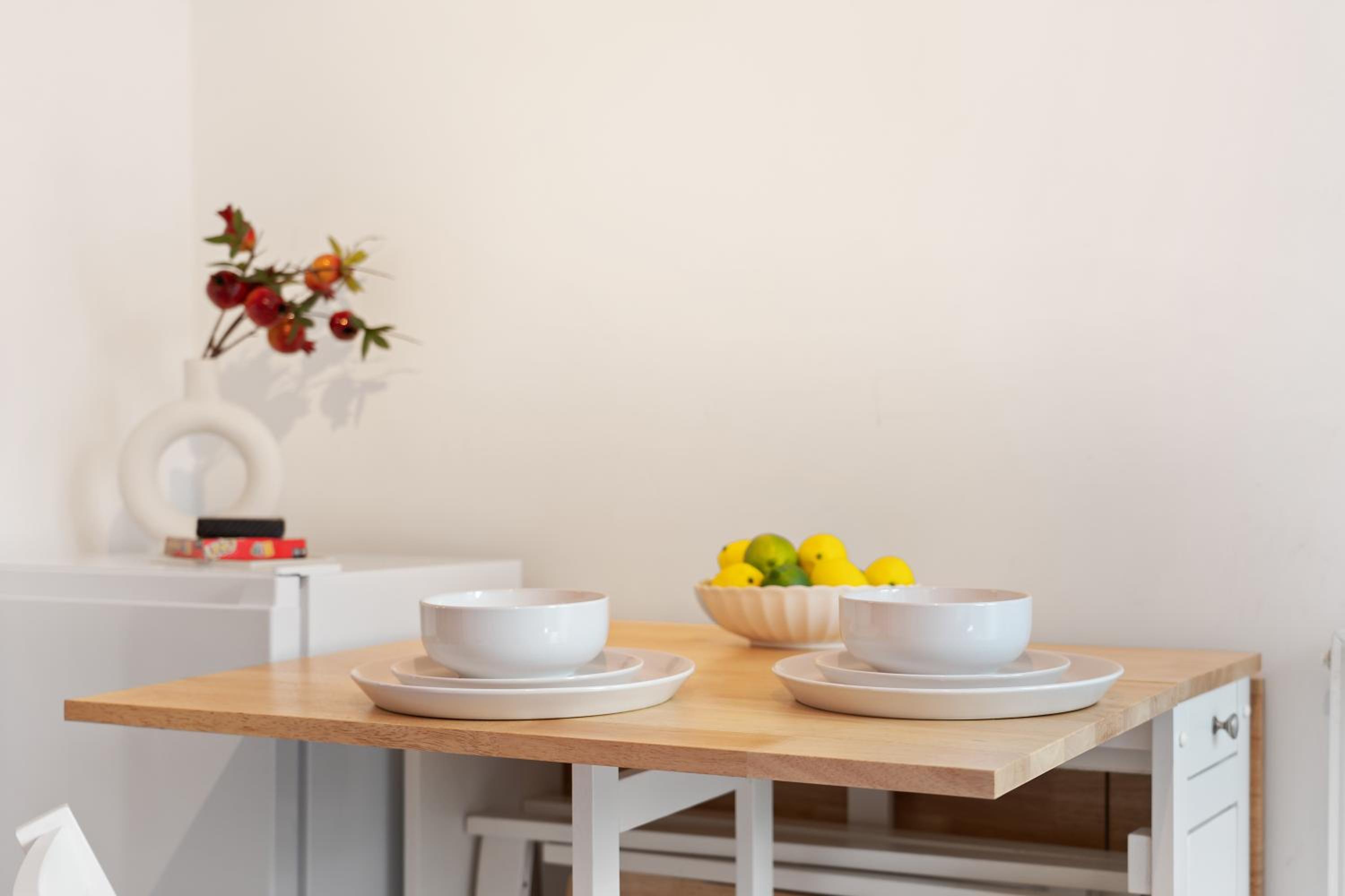 Last-Minute Reserve l Modern House near City Center Sleeps 6 with Free Parking l By Zen Nights Short Lets & Serviced Accommodations view 5