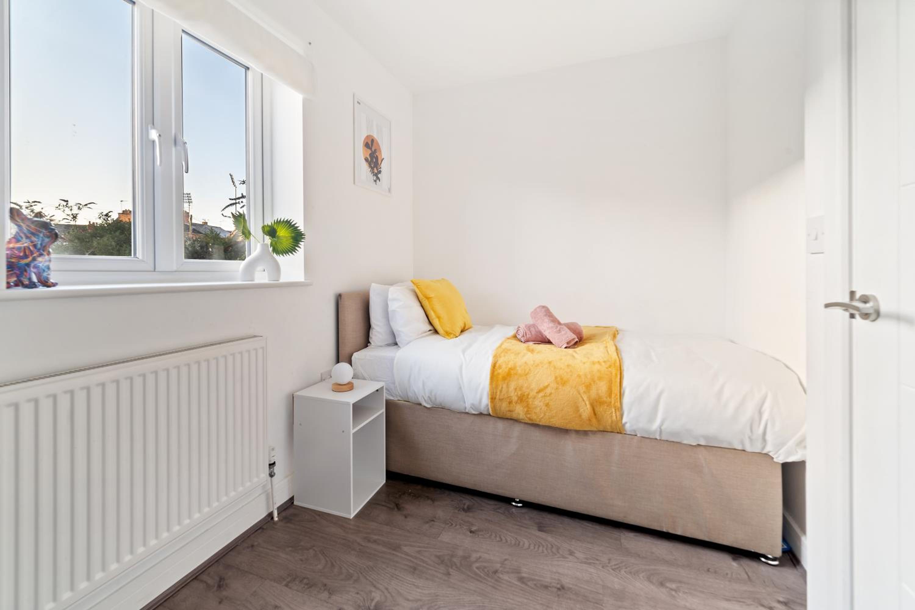 Last-Minute Reserve l Modern House near City Center Sleeps 6 with Free Parking l By Zen Nights Short Lets & Serviced Accommodations view 2