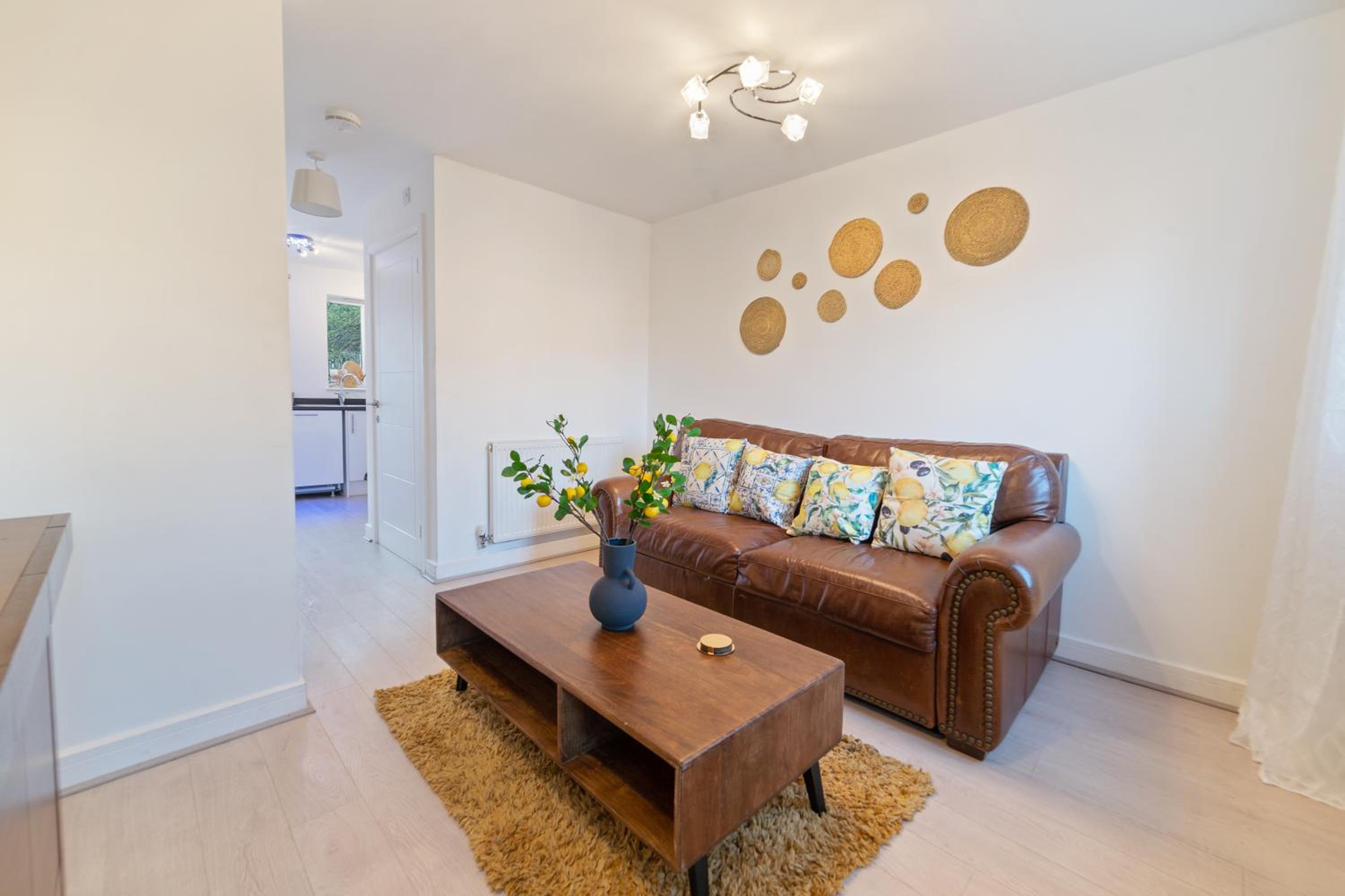 Last-Minute Reserve l Modern House near City Center Sleeps 6 with Free Parking l By Zen Nights Short Lets & Serviced Accommodations view 3