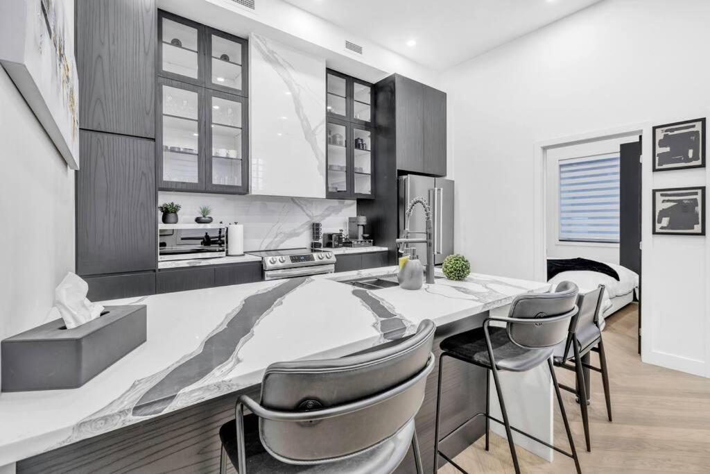 Stylish 2-bedroom Getaway, Luxurious & Conveniently Located to Experience the Pulse of the City - Apt 5