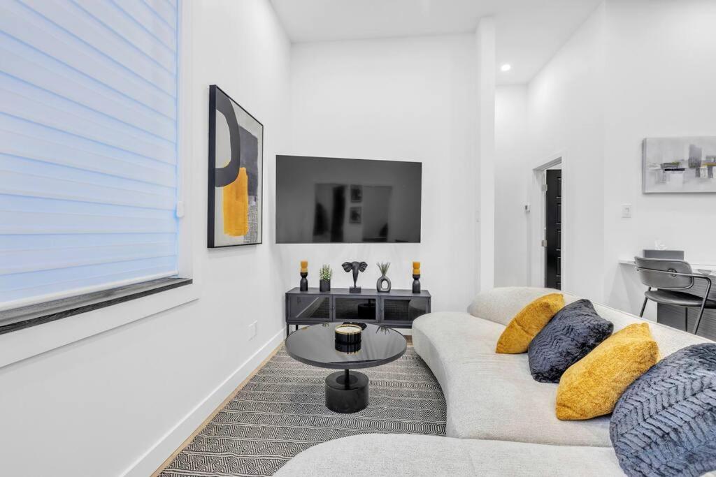 Stylish 2-bedroom Getaway, Luxurious & Conveniently Located to Experience the Pulse of the City - Apt 5