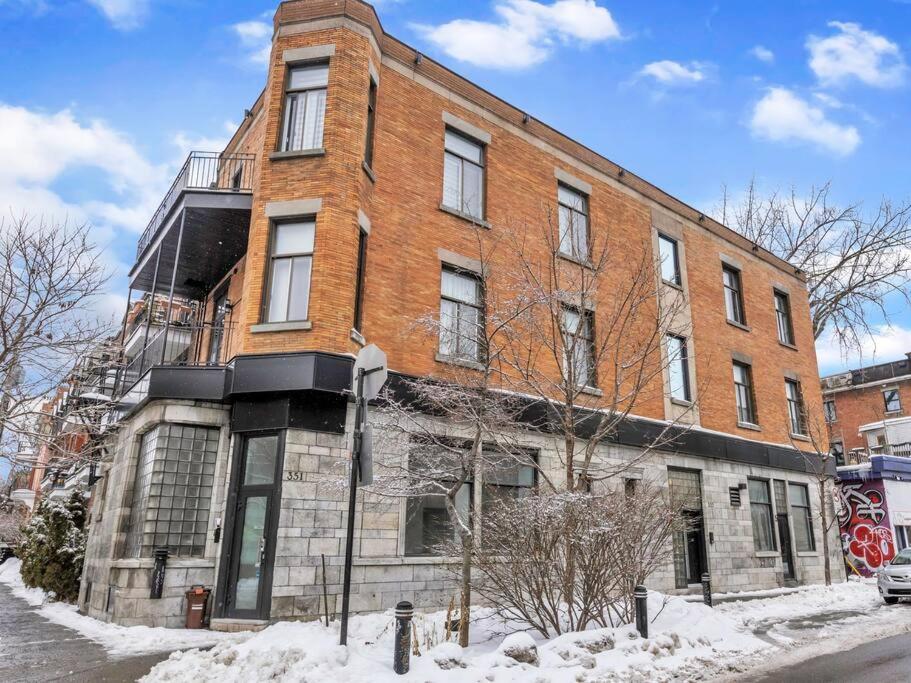 Stylish 2-bedroom Getaway, Luxurious & Conveniently Located to Experience the Pulse of the City - Apt 5