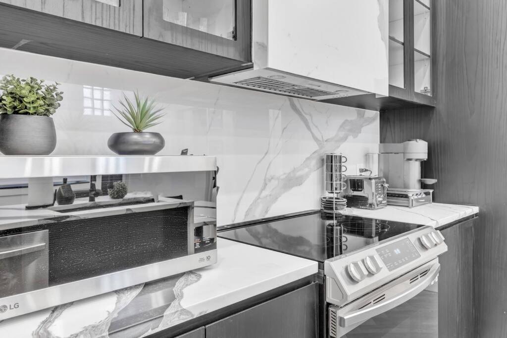 Stylish 2-bedroom Getaway, Luxurious & Conveniently Located to Experience the Pulse of the City - Apt 5