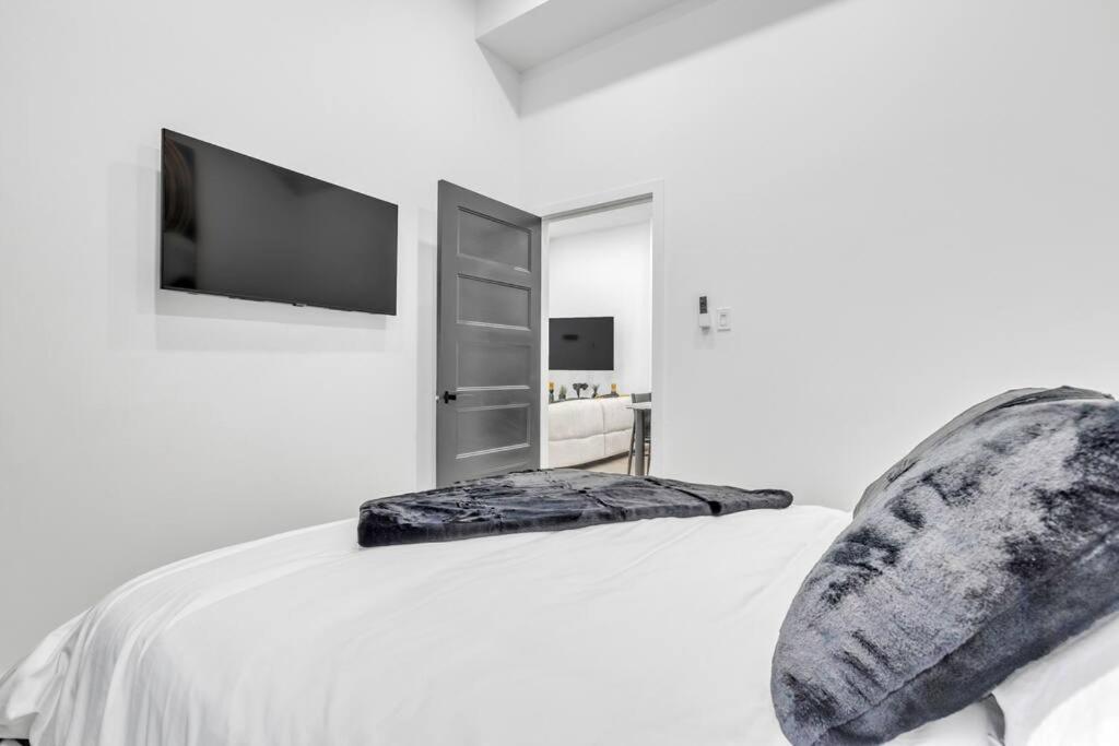 Stylish 2-bedroom Getaway, Luxurious & Conveniently Located to Experience the Pulse of the City - Apt 5