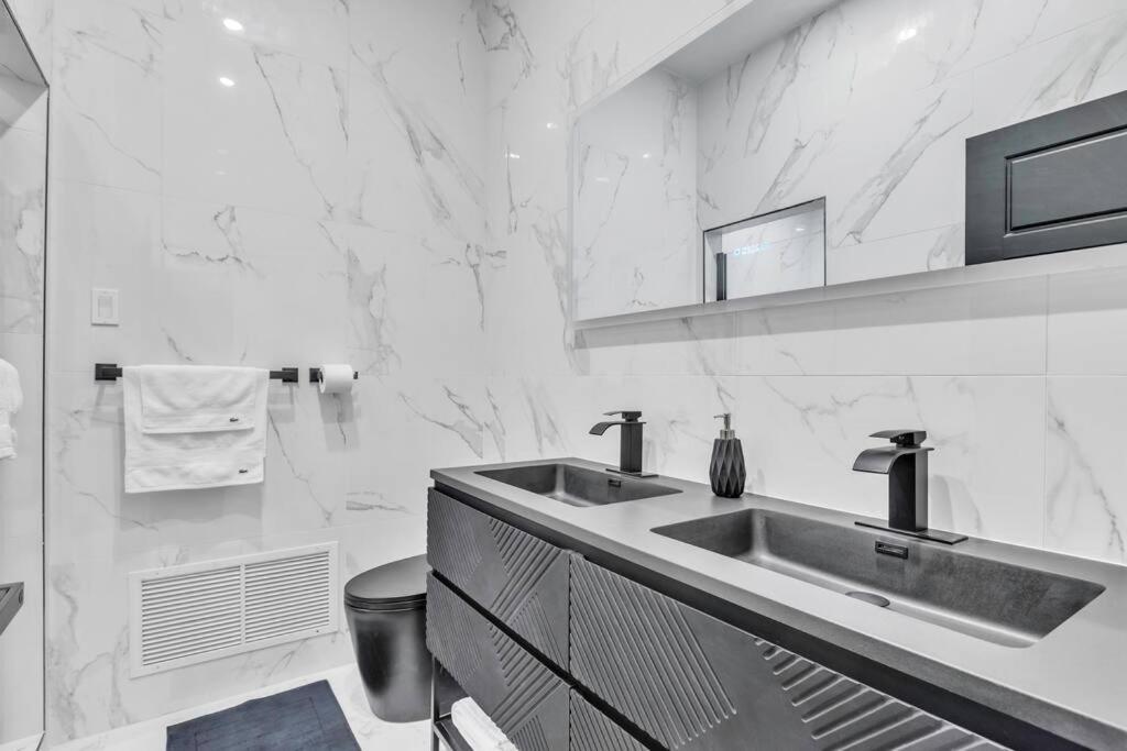 Stylish 2-bedroom Getaway, Luxurious & Conveniently Located to Experience the Pulse of the City - Apt 5