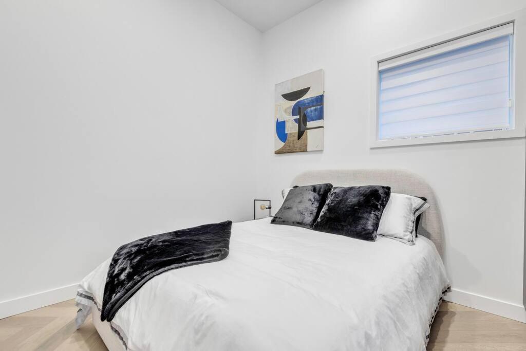 Stylish 2-bedroom Getaway, Luxurious & Conveniently Located to Experience the Pulse of the City - Apt 5