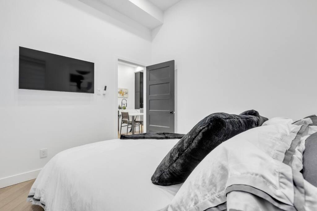 Stylish 2-bedroom Getaway, Luxurious & Conveniently Located to Experience the Pulse of the City - Apt 5