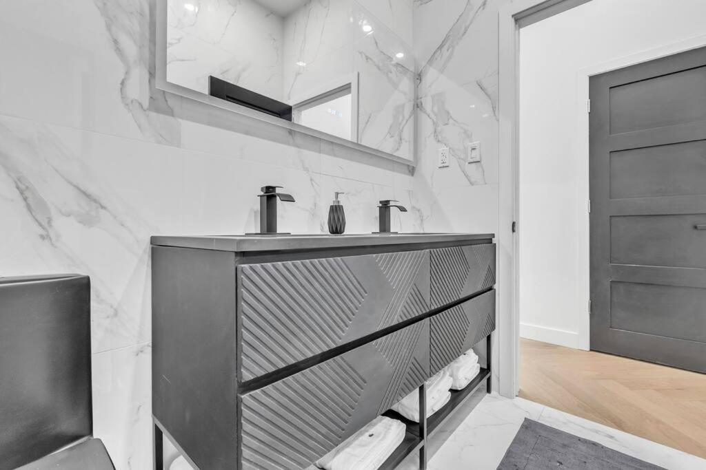 Stylish 2-bedroom Getaway, Luxurious & Conveniently Located to Experience the Pulse of the City - Apt 5