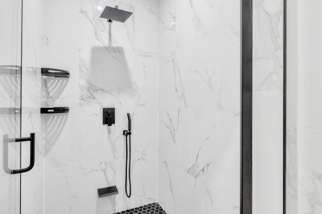 Stylish 2-bedroom Getaway, Luxurious & Conveniently Located to Experience the Pulse of the City - Apt 5
