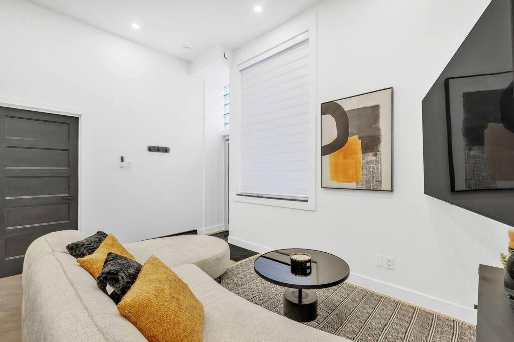 Stylish 2-bedroom Getaway, Luxurious & Conveniently Located to Experience the Pulse of the City - Apt 5