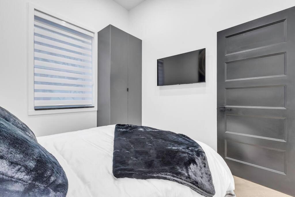 Stylish 2-bedroom Getaway, Luxurious & Conveniently Located to Experience the Pulse of the City - Apt 5