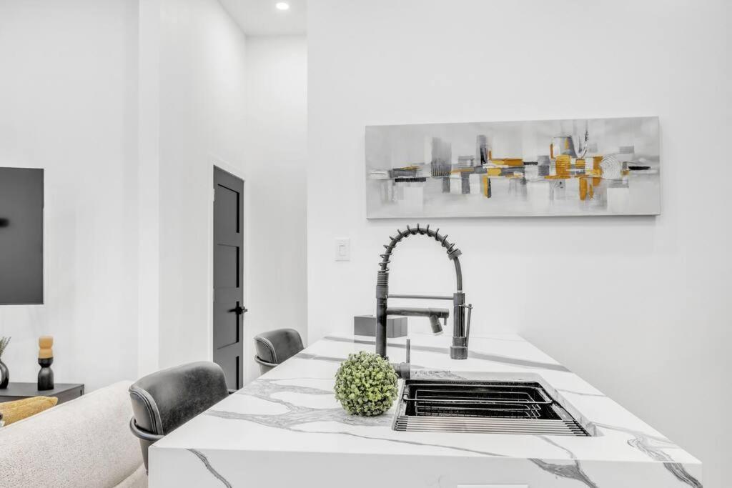Stylish 2-bedroom Getaway, Luxurious & Conveniently Located to Experience the Pulse of the City - Apt 5