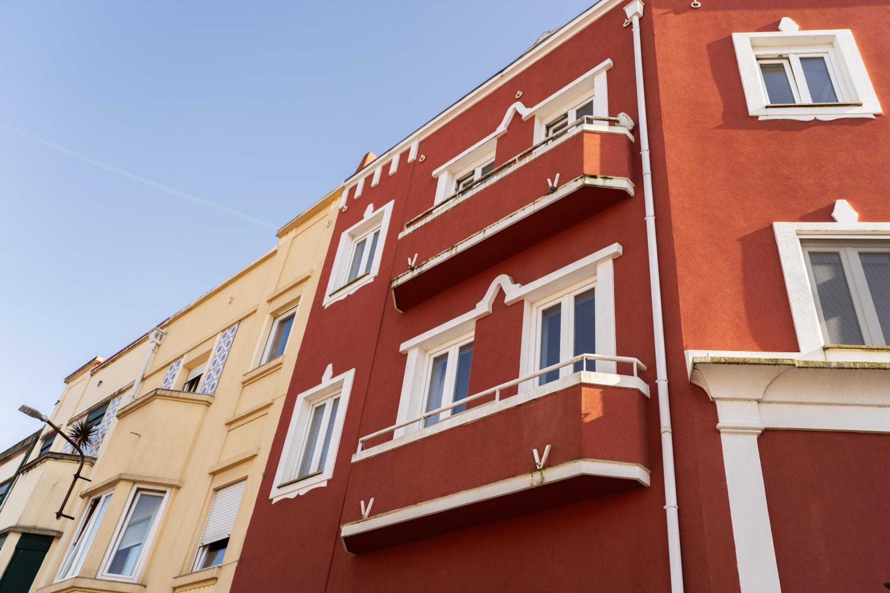 Host Wise - Flat w Free Private Parking - Bright & Cozy view 2