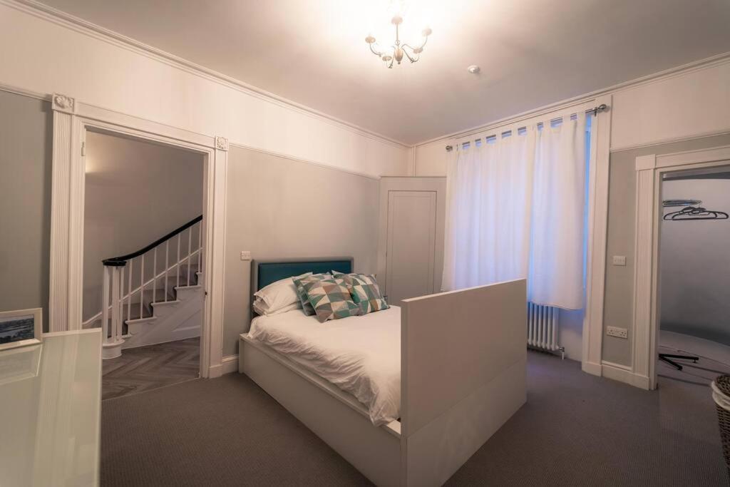3 The Steyne - Stunning 5 Storey Georgian house with cinema room