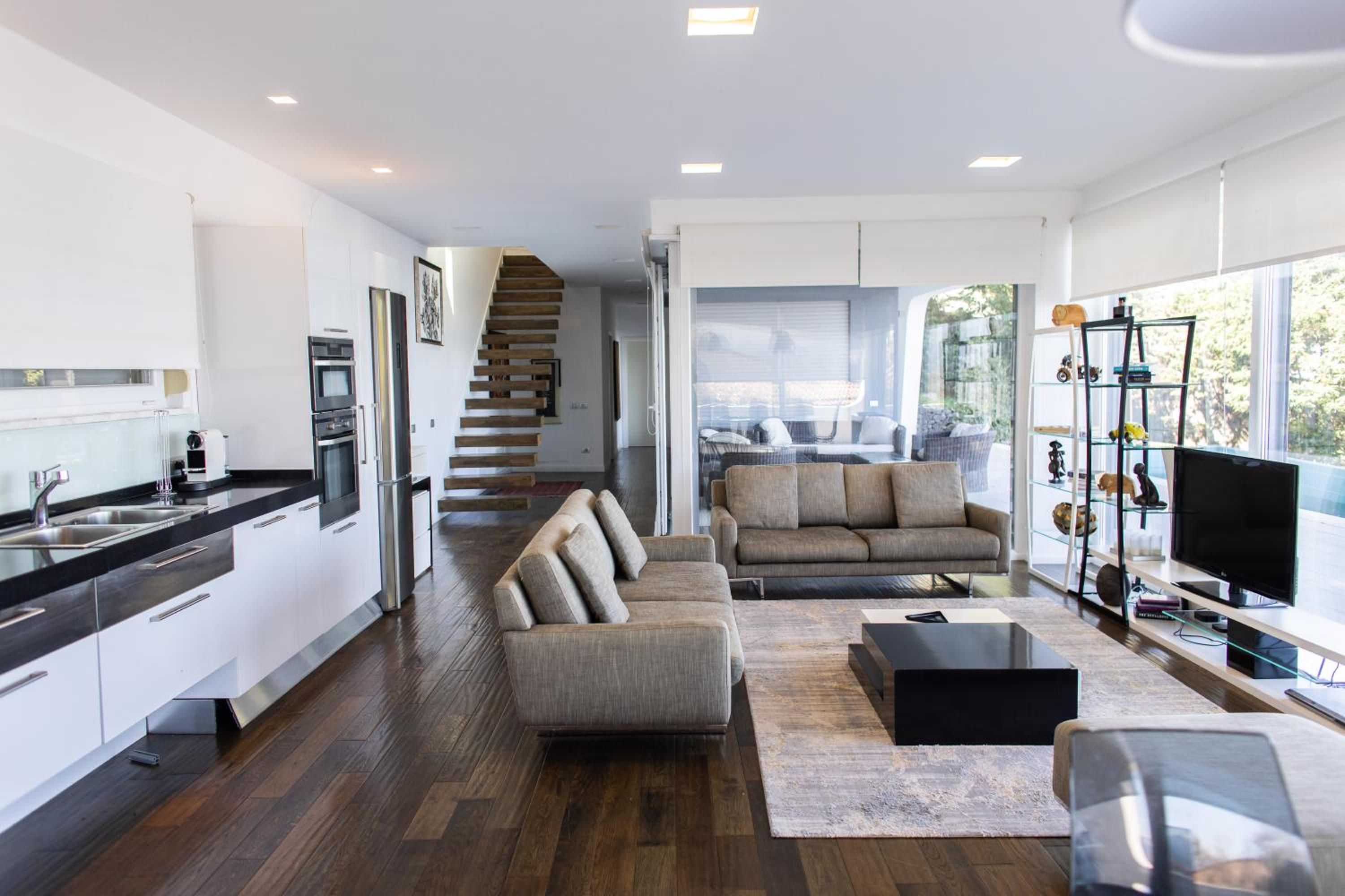 Exclusive Lake Villa by PikHost