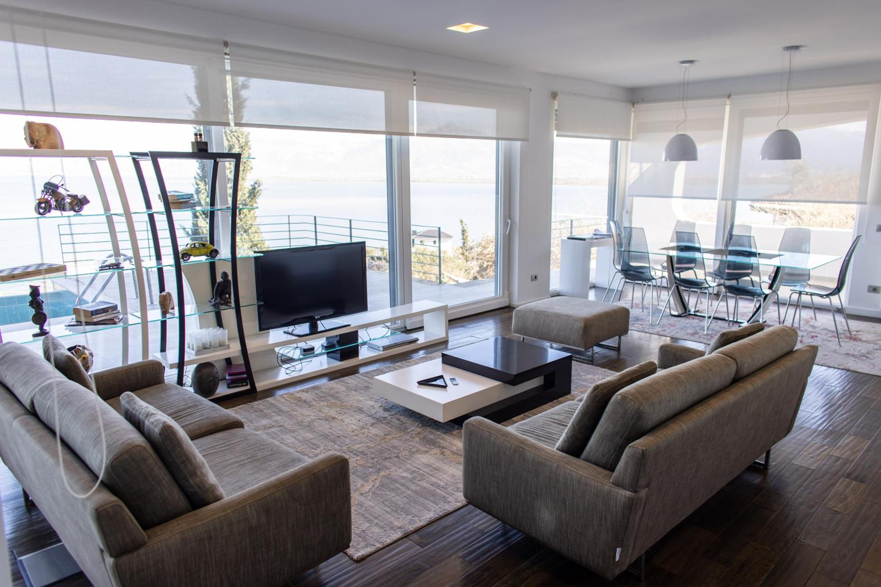 Exclusive Lake Villa by PikHost