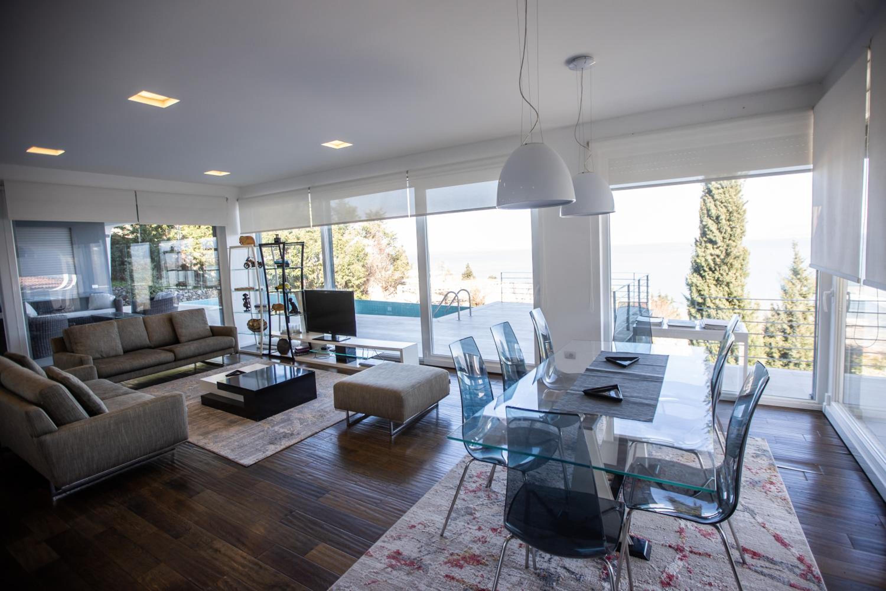 Exclusive Lake Villa by PikHost