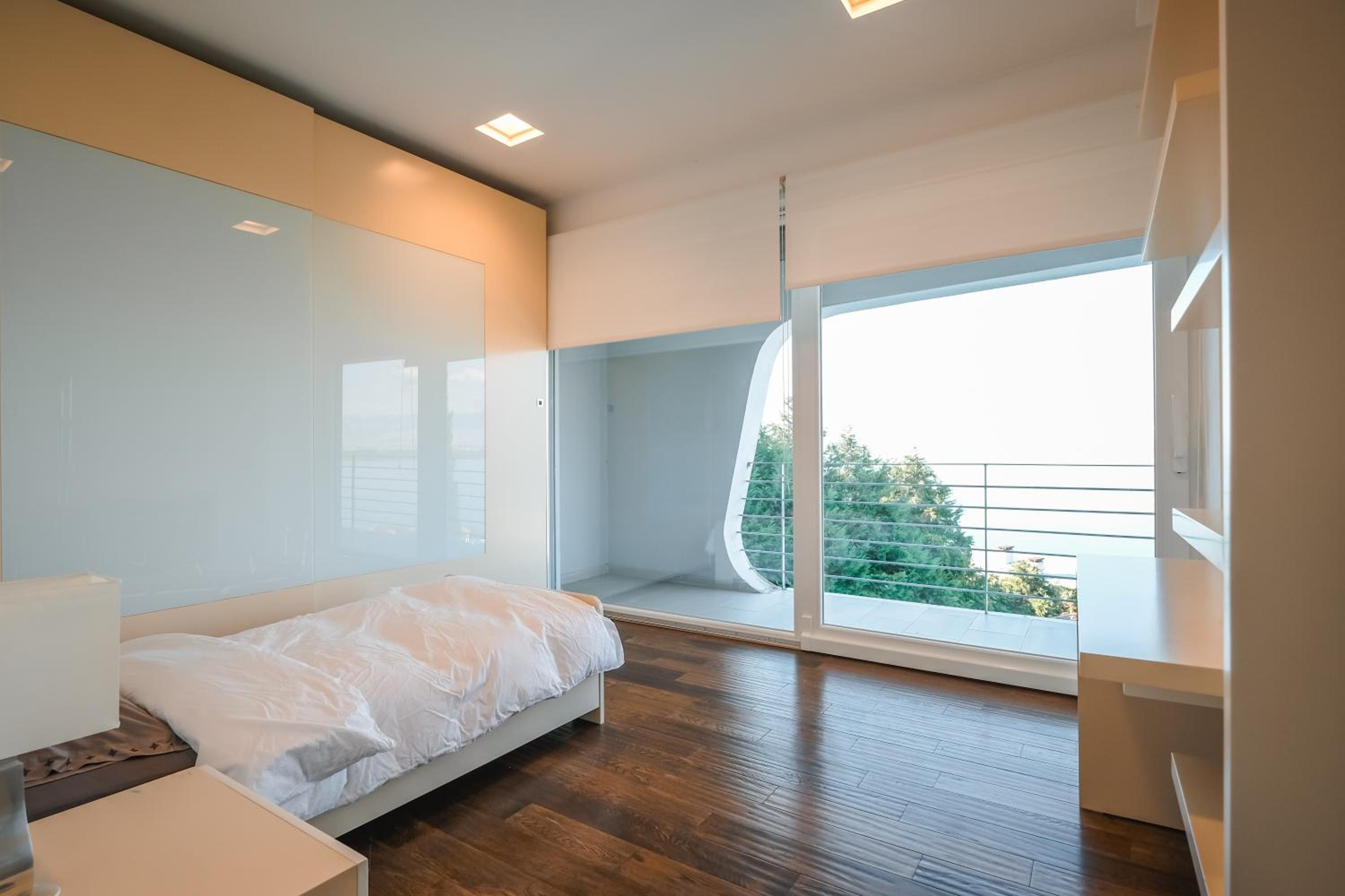 Exclusive Lake Villa by PikHost