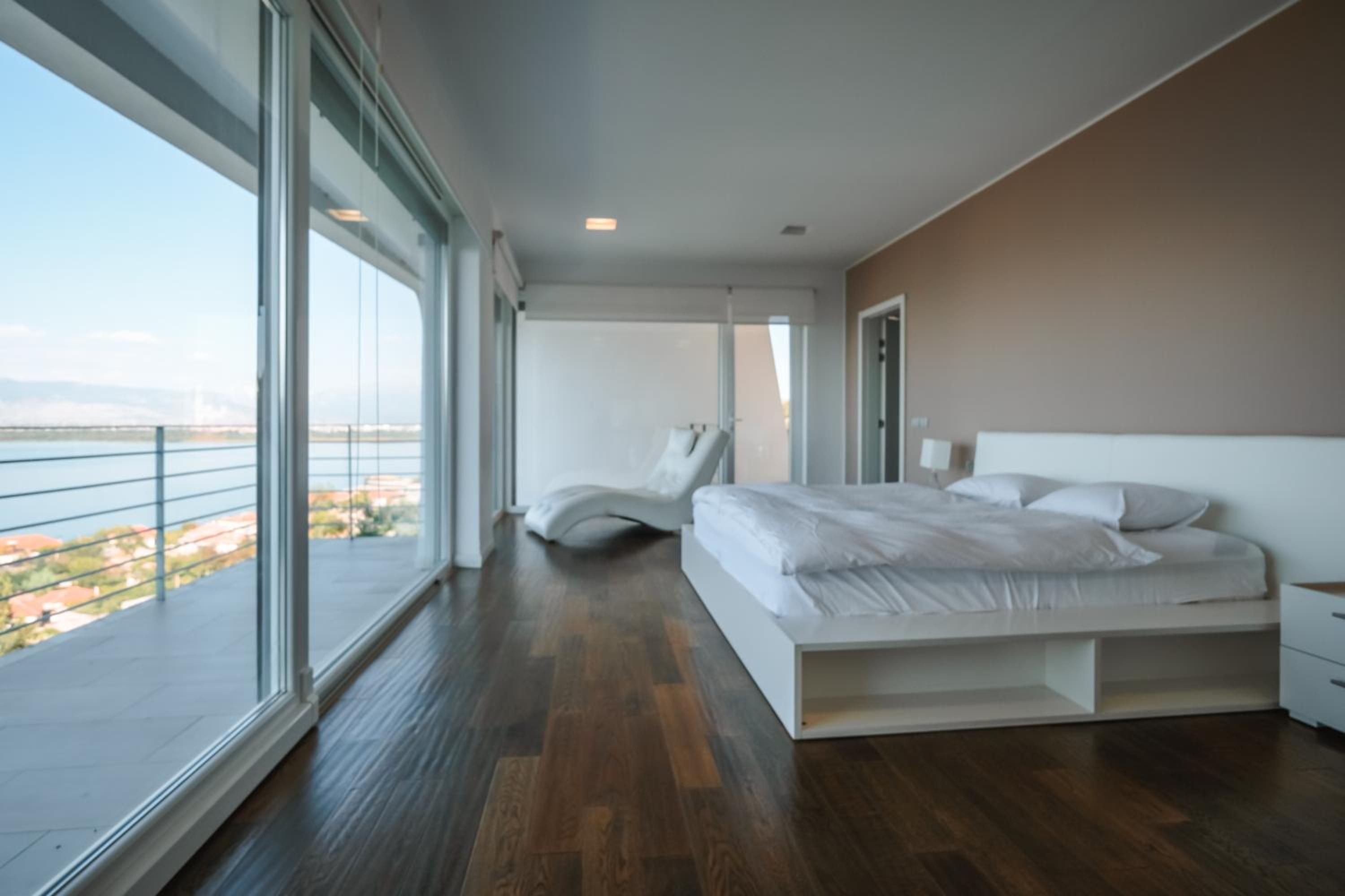 Exclusive Lake Villa by PikHost