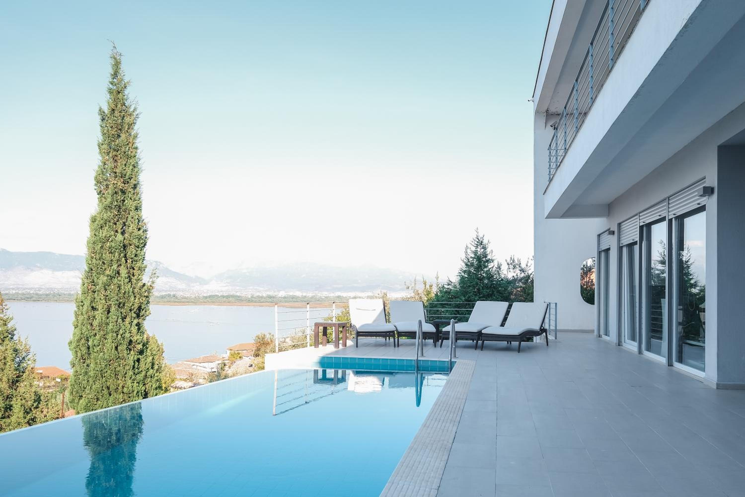 Exclusive Lake Villa by PikHost