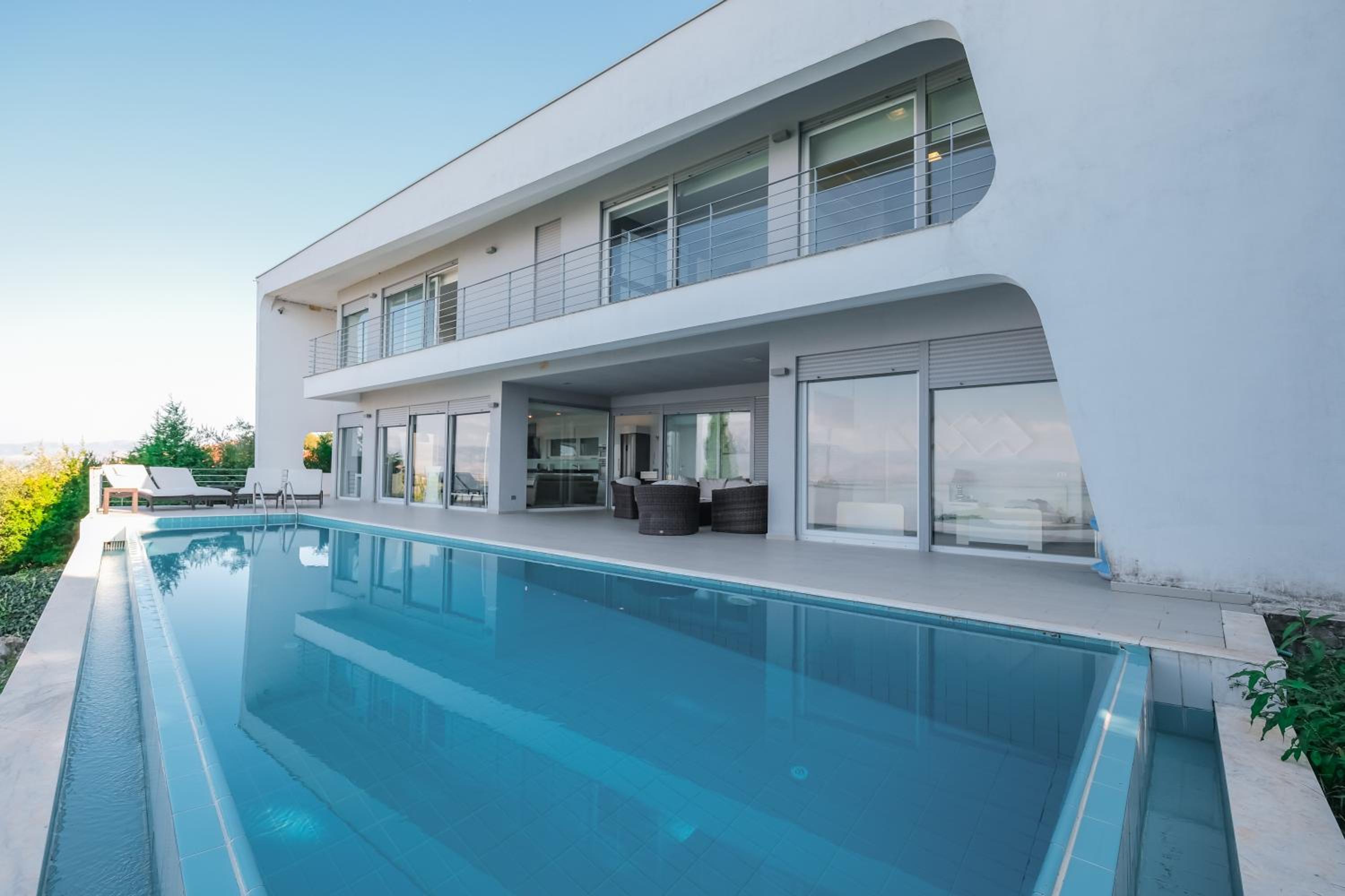 Exclusive Lake Villa by PikHost