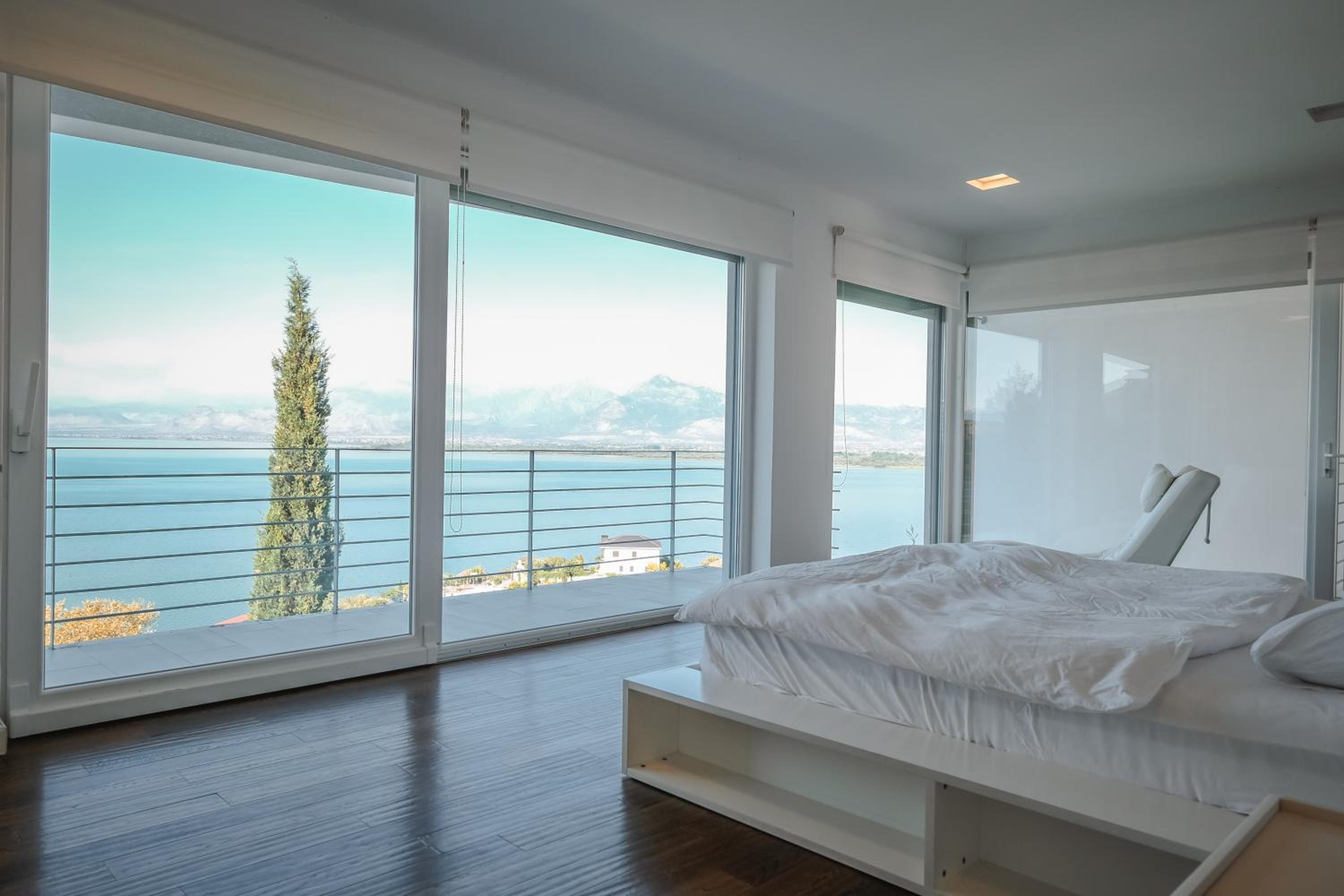 Exclusive Lake Villa by PikHost